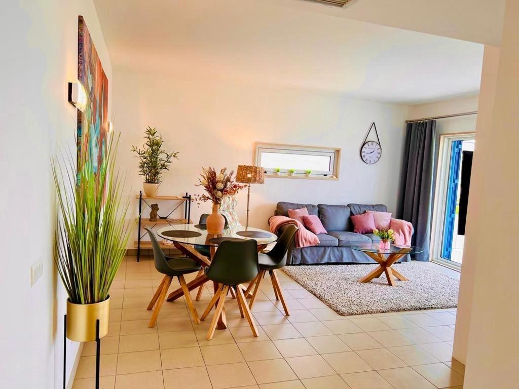 Angies Marina Apartment, Includes 2 Free Passes For The Marina Pool Lagos Exterior photo